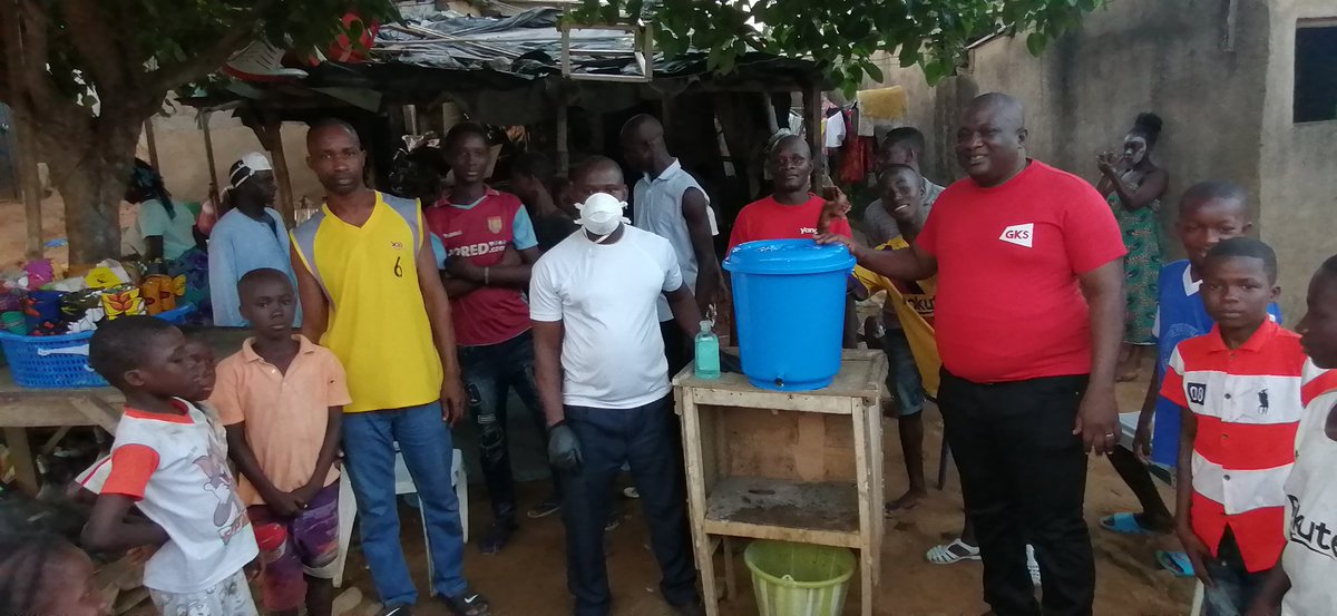 Dembelemoustap9's tweet photo. suite au don du pdt soro kibafori Guillaume,nous avons répondu favorablement au doléance de la population du sous quartier doubaï en les remettent un seau (lave main).@SOROKGUILLAUME @GKS_TV @SekaMarieAnge1 @DOUMGKS @FranklinNYAMSI @Koaci @Dembelemoustap9 https://t.co/ttMafBnX8S