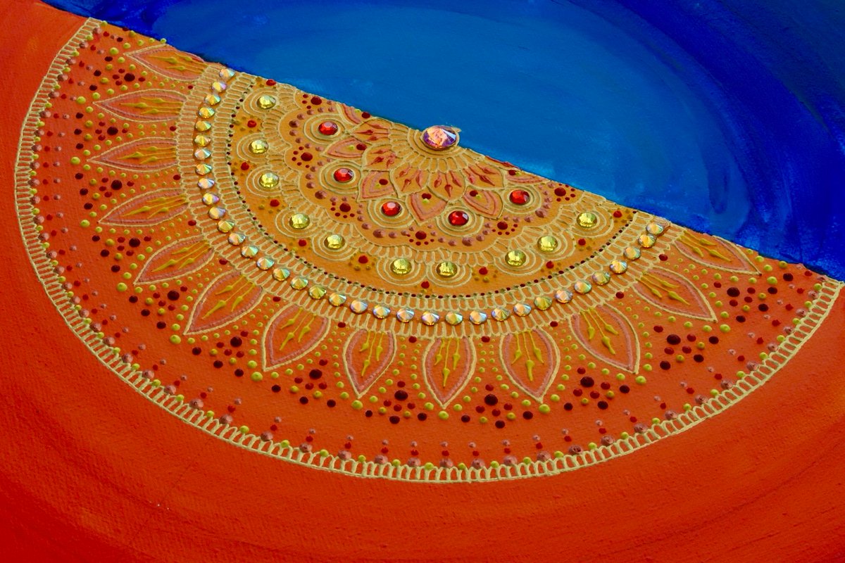 Progress made on this piece so far! It's a bit wonky in places as I'm not using a compass for guidelines (decided to go and plonk a big gem right in the middle of the canvas, didn't I!😅), but I'm having fun and enjoying how it's all coming together. What do you think? 😊💛 #Art