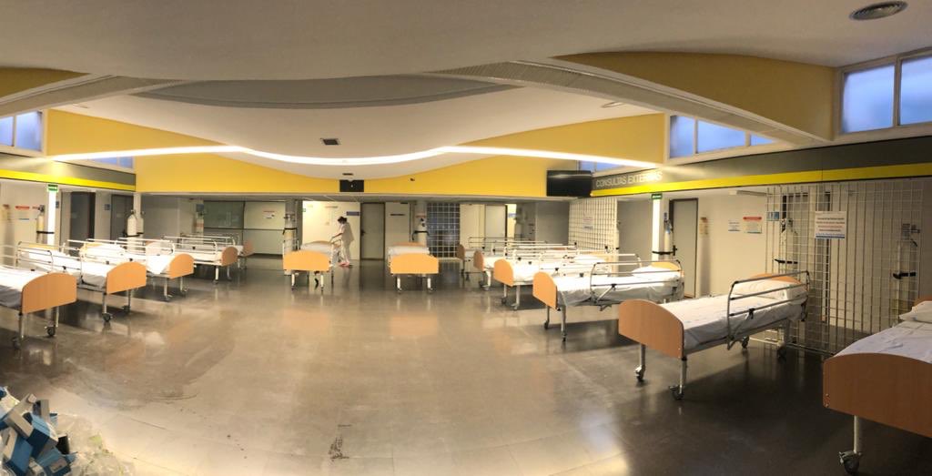 encarnafdelp's tweet photo. Transformar salas de consultas en salas de hospitalización en menos de 12 horas, solo es posible con un gran trabajo en equipo. #somosclinico #somosequipo https://t.co/8QggyomH1u