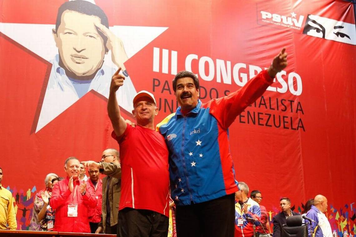 #28Mar La periodista Ibéyise Pacheco aseguró este sábado 28 de marzo que Hugo “El Pollo” Carvajal, decidió entregarse de manera voluntaria a las autoridades de Estados Unidos.