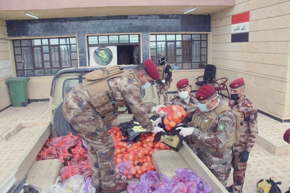 ArmY_Iq's tweet image. الاستخبارات العسكرية العراقية تساعد العوائل المتضررة وتقدم لهم المساعدات خلال فترة حظر التجوال
#خليك_بالييت