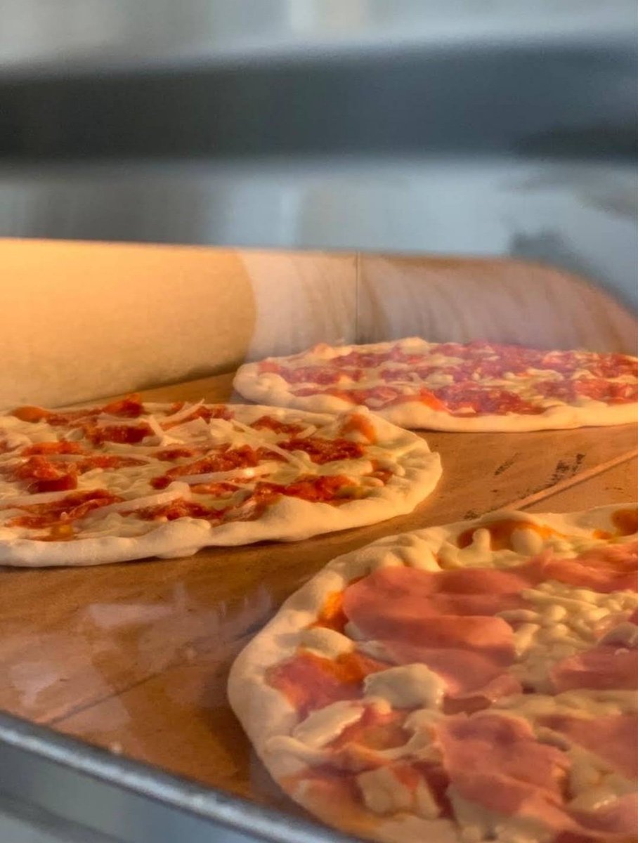 shut_yoass's tweet photo. Eu nunca vos pedi nada mas chegou a hora, eu e os meus pais abrimos um restaurante italiano em Oeiras, abrimos à cerca de 1 mês e como é óbvio ainda não temos mt reconhecimento, por isso se puderem no mínimo partilhar era mesmo ótimo! https://t.co/t8VlGCXwHA