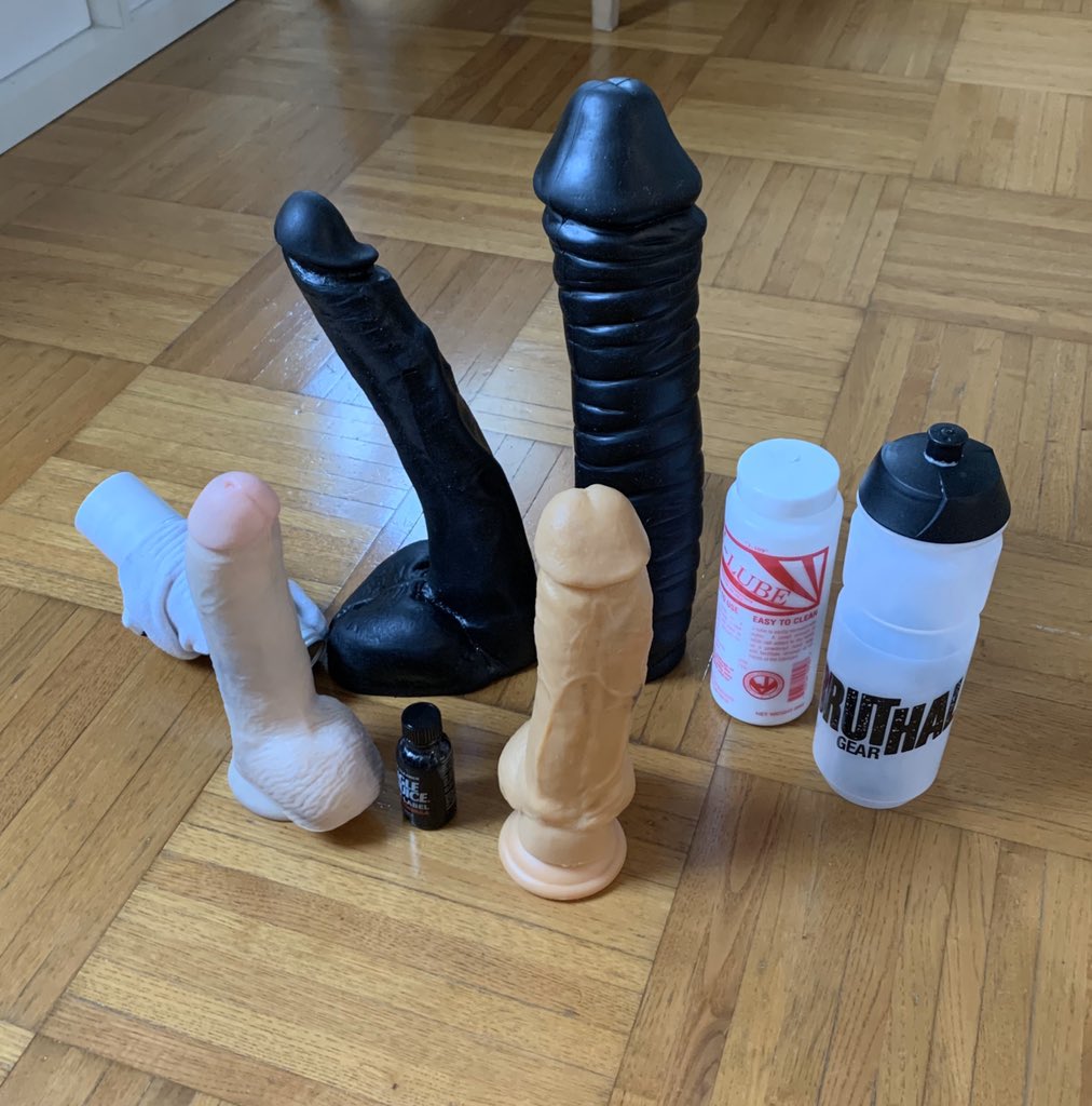 DamLestrangeXXX's tweet photo. Rien à foutre (hmmm 😋) du confinement, je vais me faire tourner. J’en peux plus. D’ailleurs, ils viennent d’arriver 🥰 A plus tout le monde 💦💦💦💦💦
😅😂🤣
#Confinement #GayParis #Dildos #sexparty #Gangbang #StayAtHome #GayJoke #Jlube #BruthalGear #Jepeteuncable #GrosGode https://t.co/SWaojl4vYf