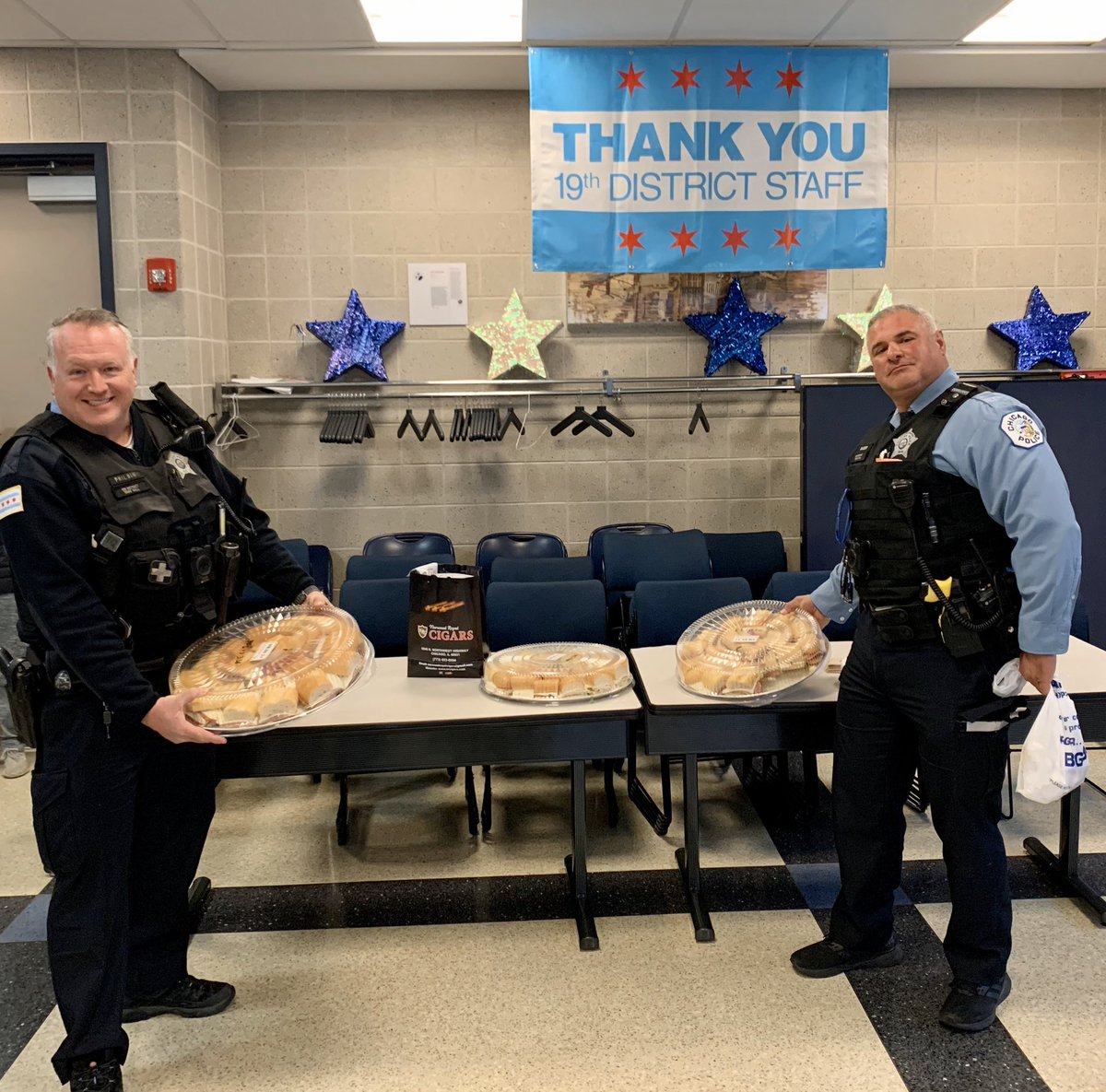 The 19th District would like to give a big #ThankYou to the Edison Park Chamber of Commerce for stopping by with lunch and cigars today for our officers! We greatly appreciate you! #TogetherWeCan #Chicago #WereInThisTogether #ChicagoPolice <a href="/EdisonParkInfo/">Edison Park</a>