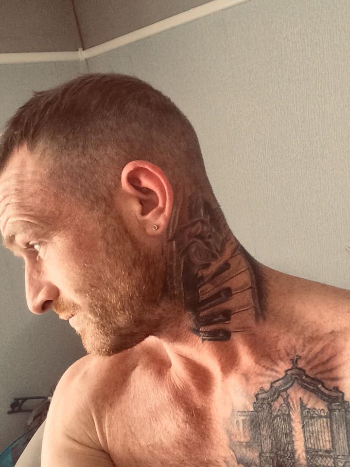 So after watching 0 DIY haircut tutorials, I took the plunge and give myself a shave - blended in back and sides, actually not bad blending! 😆