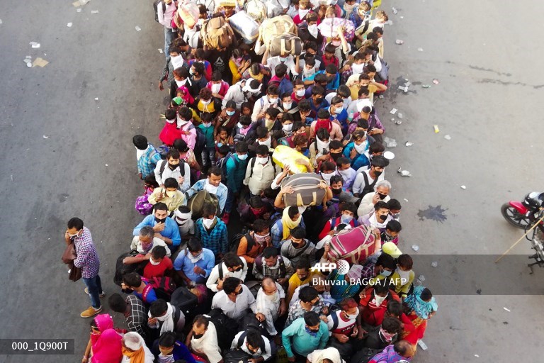 Tens of thousands of migrant workers fleeing India's 21-day lockdown over  #Covid19 from the national capital jostled for limited number of buses at Delhi's Anand Vihar border earlier today. My pics for  @AFPphoto  @AFPSouthAsia  @AFP