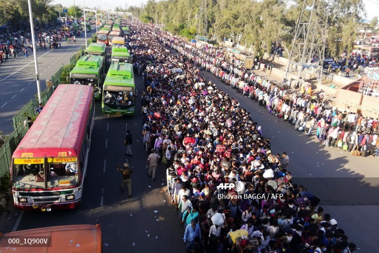 Tens of thousands of migrant workers fleeing India's 21-day lockdown over  #Covid19 from the national capital jostled for limited number of buses at Delhi's Anand Vihar border earlier today. My pics for  @AFPphoto  @AFPSouthAsia  @AFP