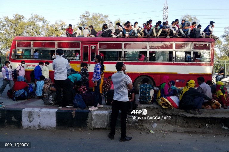 Tens of thousands of migrant workers fleeing India's 21-day lockdown over  #Covid19 from the national capital jostled for limited number of buses at Delhi's Anand Vihar border earlier today. My pics for  @AFPphoto  @AFPSouthAsia  @AFP