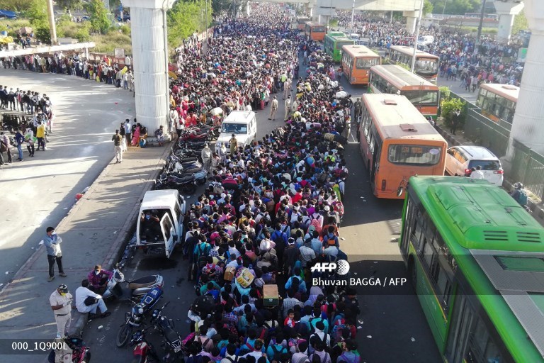 Tens of thousands of migrant workers fleeing India's 21-day lockdown over  #Covid19 from the national capital jostled for limited number of buses at Delhi's Anand Vihar border earlier today. My pics for  @AFPphoto  @AFPSouthAsia  @AFP