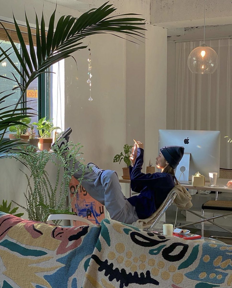 seoulcuteclub's tweet photo. __kindacool🧈คลิปใหม่มีเป็นoffice tourด้วย ดีใจมากกก เพราะเห็นเค้าถ่ายรูปแล้วปังตลอด เฟอร์นิเจอร์เค้าดีงามไปหมด ต้นไม้ไรงี้ก็ดี เค้าเลือกสีโดนใจมาก อยากซื้อตามหลายอย่างเลย 🥣🌳 https://t.co/MNhFOwrCGA