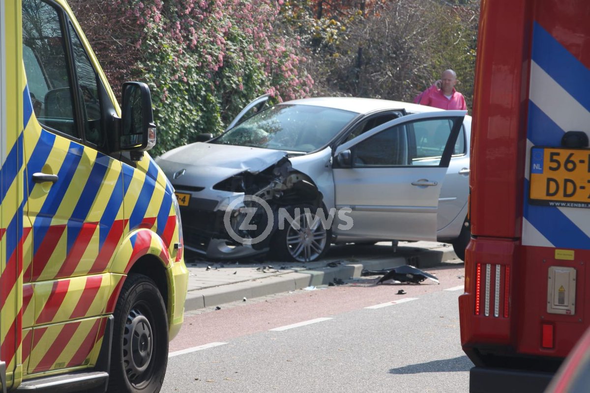 Bij een aanrijding tussen twee auto's is in #Voerendaal zaterdag zeker één persoon gewond geraakt.