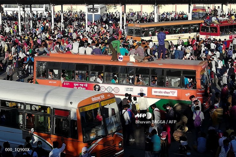  #Lockdown21 Almost all these thousands of workers walked to this Delhi border from other parts of India's capital. Here, they were in long, serpentine queues -- some of them in fact four parallel queues in one, and at least 500 meters long for their buses. My  @AFPphoto.  @AFP