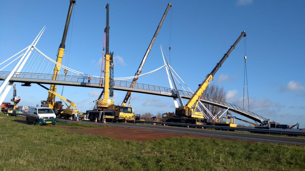 De #Slachtetillebrug staat weer op zijn plek. Dankzij het grote onderhoud kan de brug er weer jaren tegen aan. Morgen wordt de brug verder afgemonteerd en daarna is deze grote klus klaar. <a href="/ItFryskeGea/">It Fryske Gea</a>
