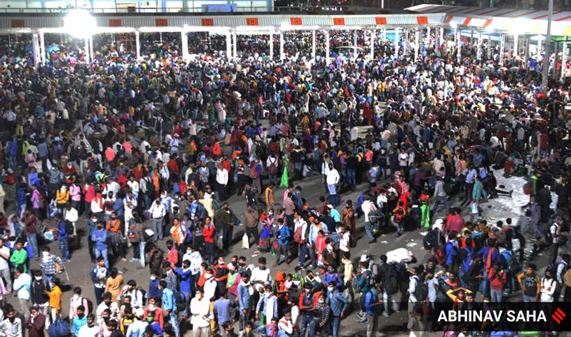 IndianExpress's tweet photo. Hundreds of migrant workers throng Delhi's Anand Vihar Bus Station to go back home amid a nationwide lockdown 

#ExpressPhotos by @abhinavsaha 

SEE MORE HERE: https://t.co/WLM1Psd6ZH https://t.co/kcOk2WPaBh