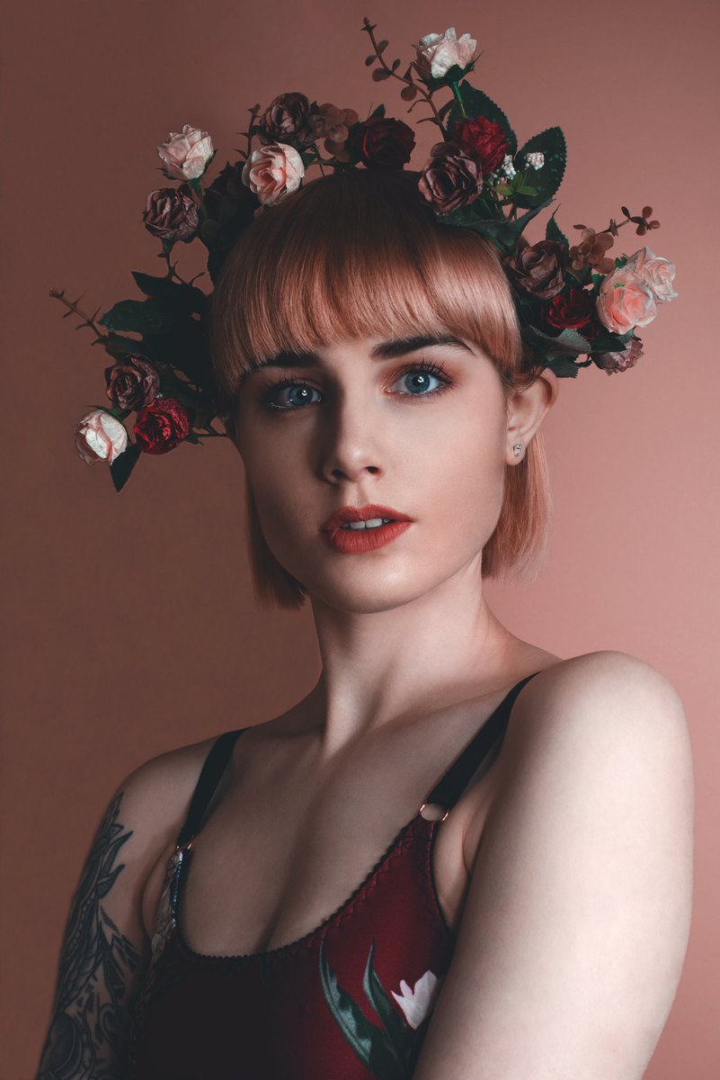 LaurenK_Photo's tweet image. How&apos;s lockdown going?
A new #selfportrait to motivate me to do all my other work by creating more work.
Shot on @UKNikon D750
Lighting set up with @neewerofficial 
Edited in @Photoshop 

Agency model with @UniteModels