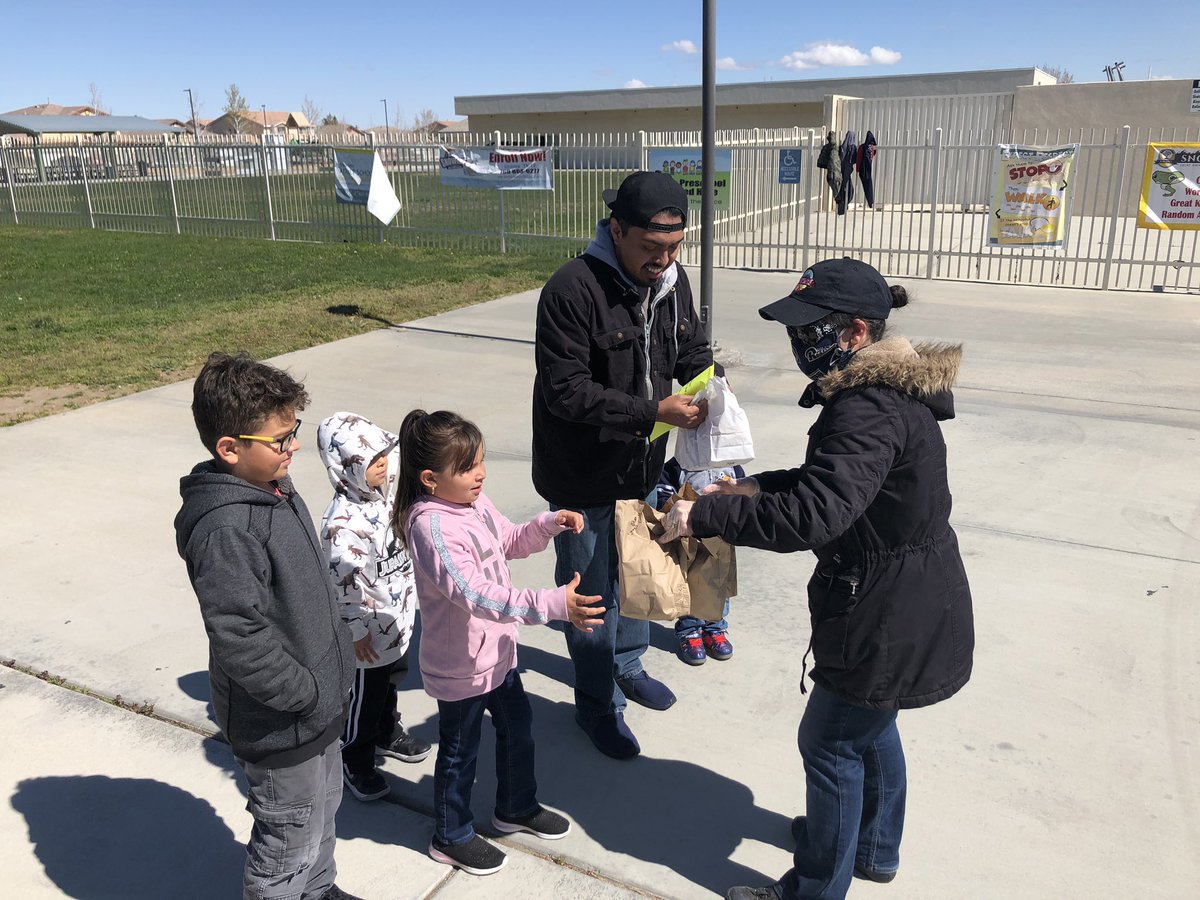 RHolmanSJUSD's tweet photo. Among the many #heroes during the #COVID19 challenge: food service workers! Huge thanks to @SnowlineJUSD team! In 10 days of school closures, over 30,000 free meals to children. Even more acts of being exceedingly human. #ty #together #WeAreSnowline @Tchaffee61 https://t.co/IKCdxcskRN