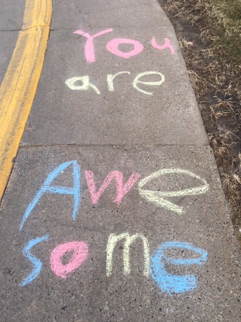 MHealthFairview's tweet photo. Our crew at M Health Fairview Northland Medical Center discovered these beautiful words of hope and encouragement chalked on the sidewalks by a local family. Chief Nursing Officer Karen Whiley said: “All the staff are just smiling and just so happy to see it.”

#COVID19 #kindness https://t.co/lWCeQy6ZoK