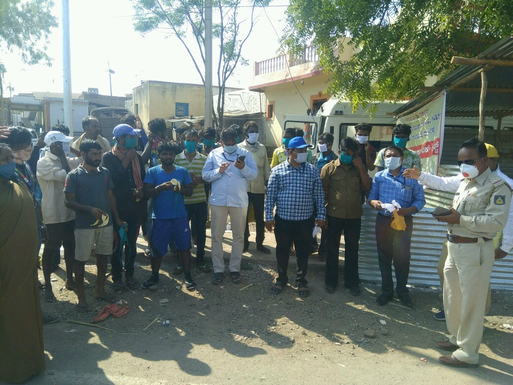LBagalkote's tweet photo. ಗೋವಾ ರಾಜ್ಯದಿಂದ ಲೋಕಾಪೂರ ಚೆಕ್  ಪೋಸ್ಟಗೆ ಬಂದ ಕಾರ್ಮಿಕರನ್ನು ವೈದ್ಯಕೀಯ ತಪಾಸಣೆಗೆ ಒಳಪಡಿಸಿ ಮಾಸ್ಕ, ಹಣ್ಣು, ಬಿಸ್ಕತ್ &amp; ಊಟದ ವ್ಯವಸ್ಥೆ ಮಾಡಿಸಿ  ವಾಹನದ ಮೂಲಕ ಬಾಗಲಕೋಟೆ ಗಡಿ ಭಾಗದವರೆಗೆ, ಶ್ರೀ ಬಿ.ಆರ್. ಜಾಧವ, ಕಾರ್ಮಿಕ  ಅಧಿಕಾರಿಗಳು, ಕಾರ್ಮಿಕ ನಿರೀಕ್ಷಕರು, ಮುಧೋಳ ಯೋಜನಾ ನಿರ್ದೇಶಕರು, ಬಾಗಲಕೋಟೆ ಕಾರ್ಮಿಕರನ್ನು ಕಳುಹಿಸಿಕೊಟ್ಟರು https://t.co/uRFxeHKWkk