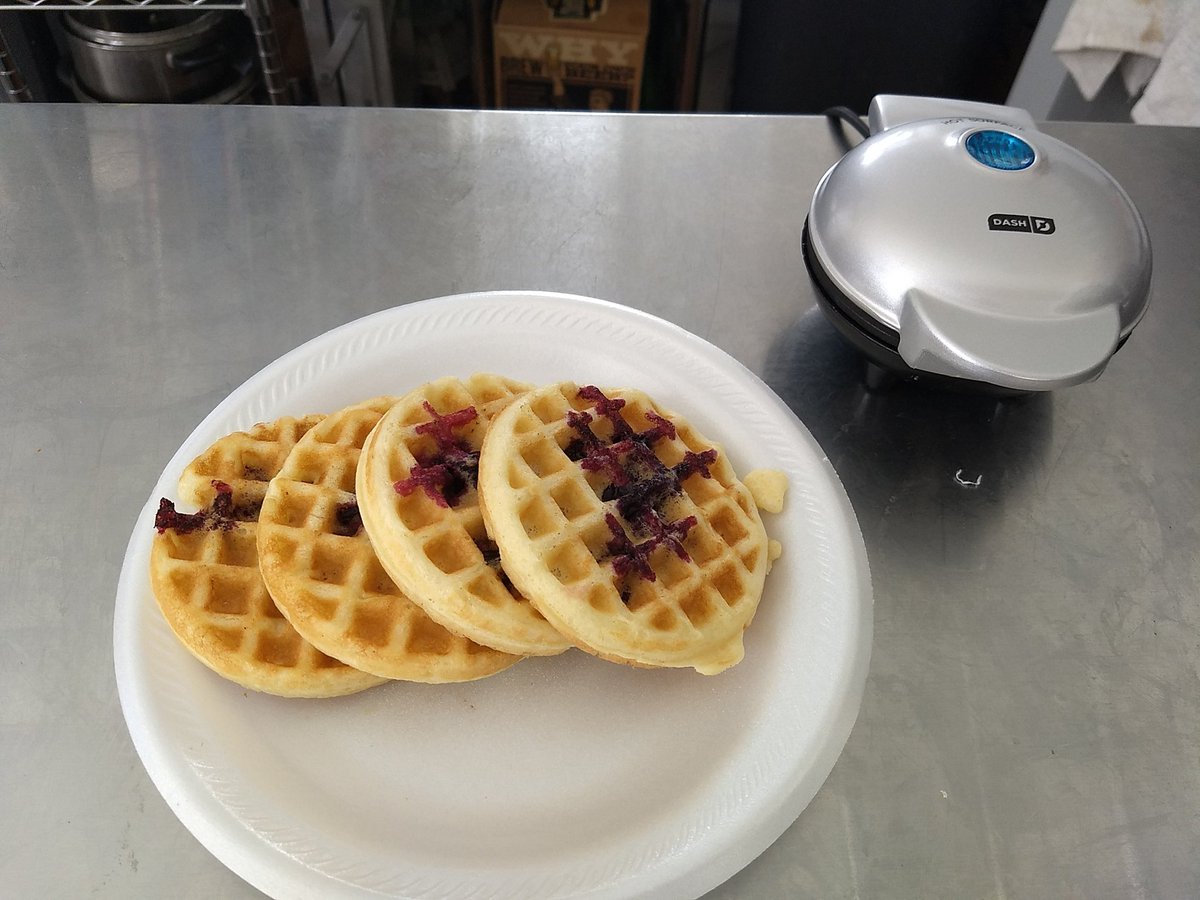 Floresclan's tweet photo. πHappy Birthday @xcflores I hope you enjoyed your blueberry waffles! #bydash https://t.co/7PoBwQ2OvX
