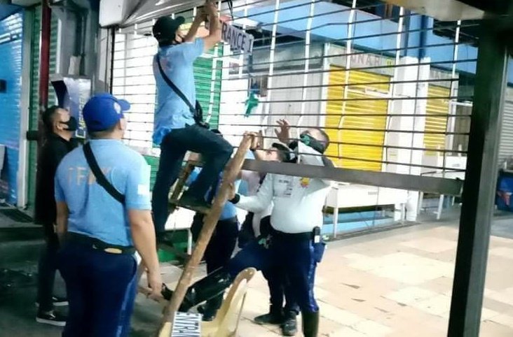 [earlier this evening] Preps & adjustments at the Pasig Mega Market. For stricter social distancing, fever screening

Alam ng mga pamilyar sa palengke natin kung gaano siya kahirap i-secure. Simula bukas, 8 entrance na lang mananatiling bukas.

Good night and rest well, everyone!