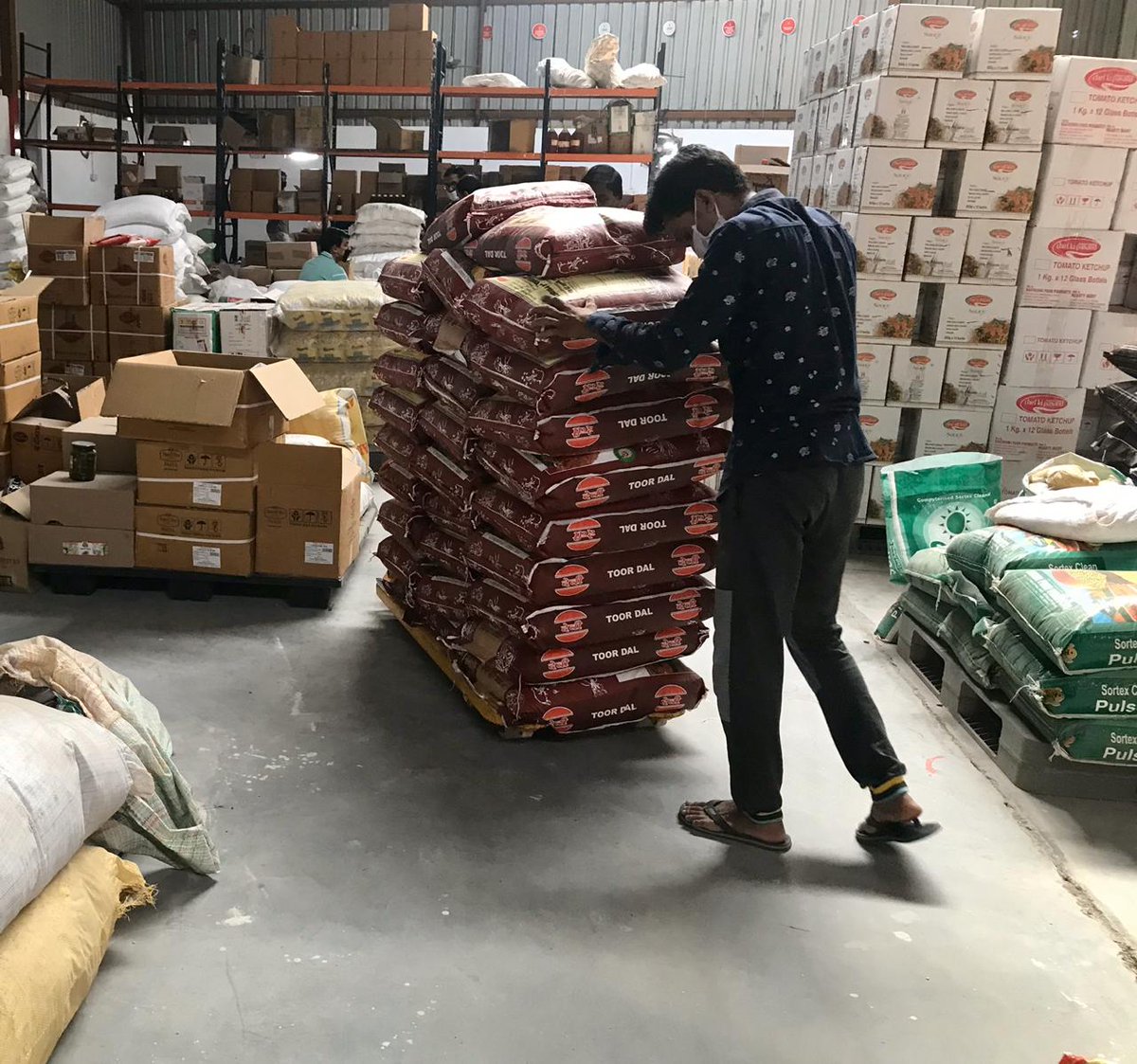 hearty_mart's tweet photo. While the world is suffering through COVID-19, hunger is one of the major issues which needs to be tackled at this moment. Especially for the benefit of the destitute and the daily wage earners.

we along with our brave team, have decided to work on Ration Kits.
#corona https://t.co/OZqmoVwpqt