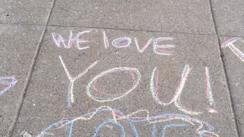 MHealthFairview's tweet photo. Our crew at M Health Fairview Northland Medical Center discovered these beautiful words of hope and encouragement chalked on the sidewalks by a local family. Chief Nursing Officer Karen Whiley said: “All the staff are just smiling and just so happy to see it.”

#COVID19 #kindness https://t.co/lWCeQy6ZoK