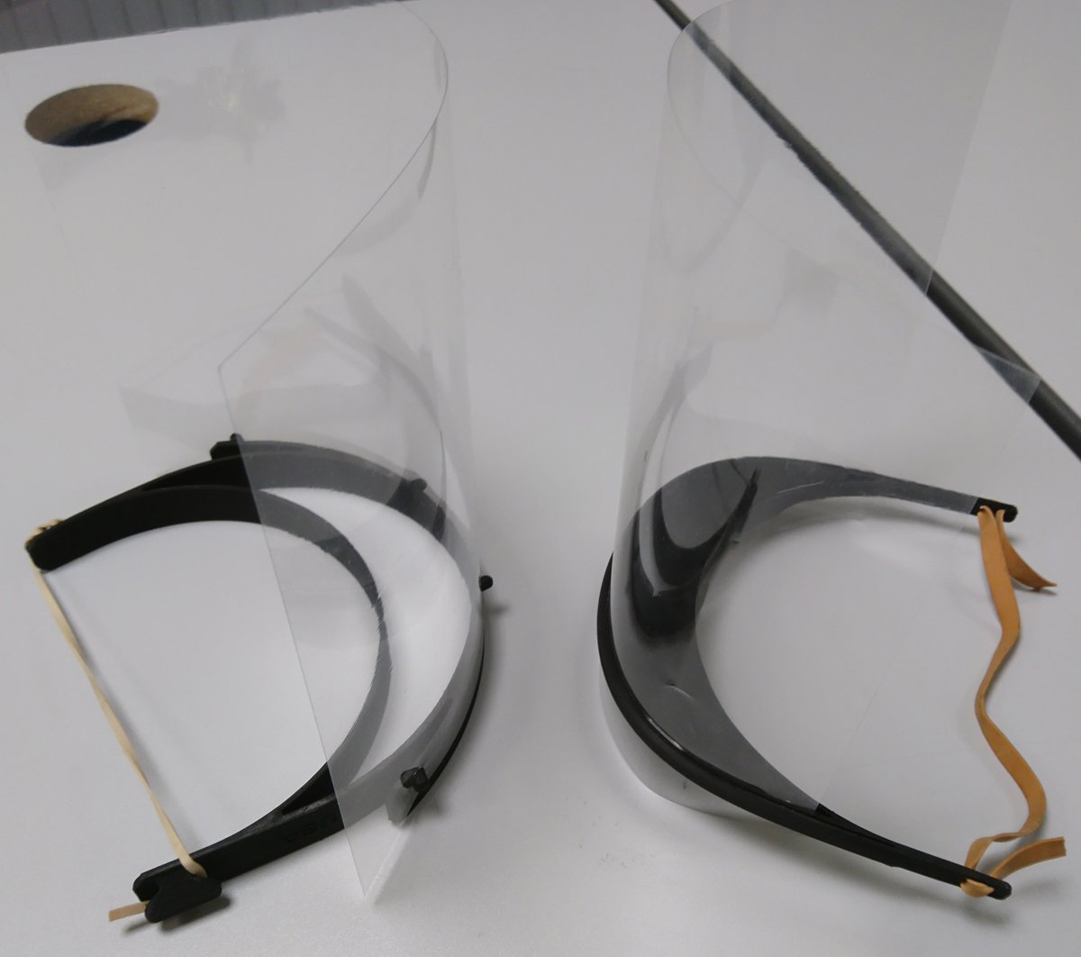 Le #fablab du Lycée #Loritz de @VilledeNancy <a href="/acnancymetz/">Académie de Nancy-Metz</a> <a href="/regiongrandest/">Région Grand Est</a> participe à la production de protection pour les personnels soignants. Merci aux élèves pour leur implication. Capacité de production 100 par jour #SolidariteCOVID19 #SOLIDARITEHOPITAUX