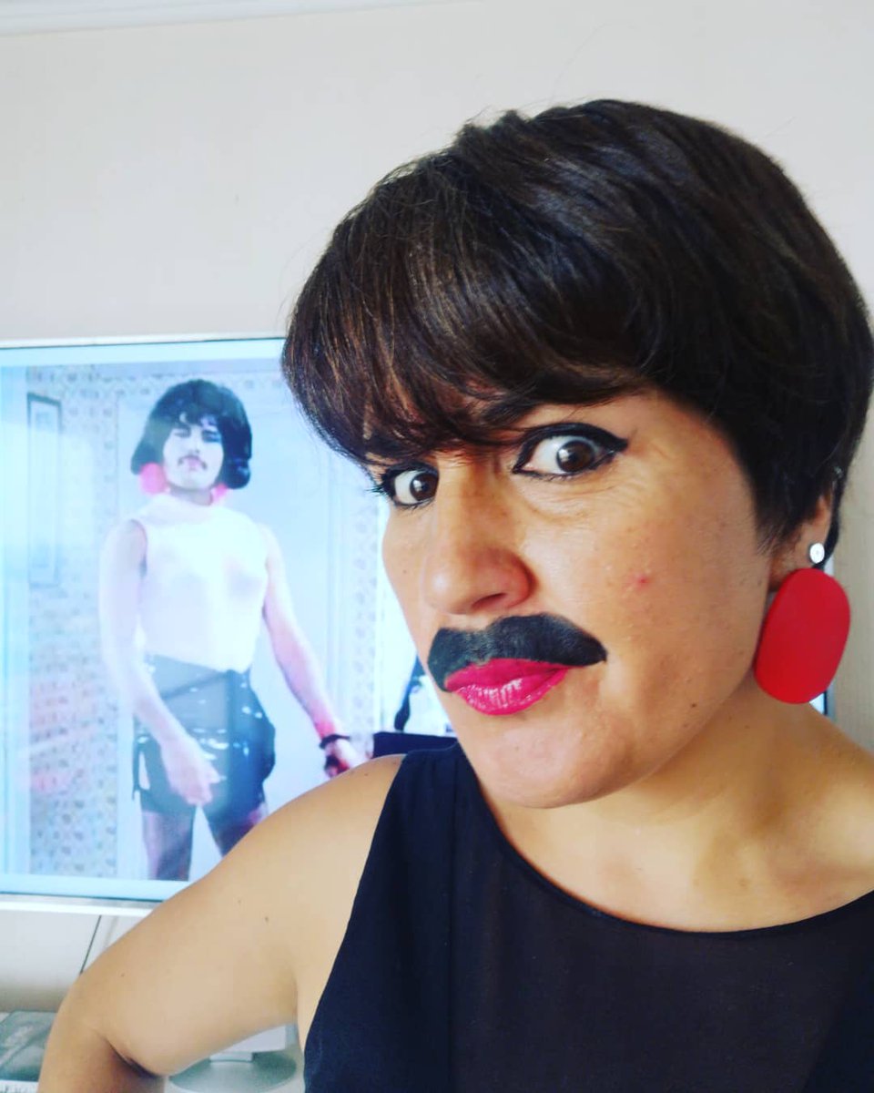 Hace aseo como Freddie Mercury
💯% actitud
Nunca un sabado fue mas glamoroso en casa.
#CuarentenaCoronavirus
#YoMeQuedoEnCasa