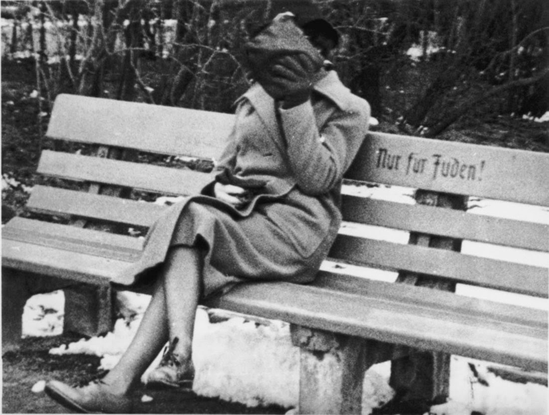 HdAnchiano's tweet photo. El Holocausto fue un proceso gradual. Los nazis no empezaron a exterminar judíos de un día para otro. Les llevó años deshumanizarlos en sociedad poco a poco, segregándoles. Por ej., en bancos "Nur fur Juden" (Sólo para judíos). La mujer se tapa la cara para no ser reconocida. https://t.co/eM2EAeeobp