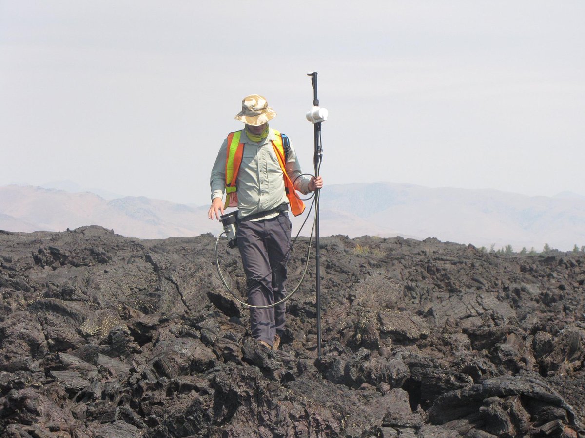 GavinOnTheMoon's tweet photo. Day 4 of my #7DaysOfFieldwork! Studying the diverse roughness of lava flows at Craters of the Moon National Monument and Preserve in 2017! Funded by @csa_asc, I got to work alongside scientists part of the @FINESSE_NASA and learn about #radar remote sensing 😊 #teamdrcrater https://t.co/1QDwrjaqEn