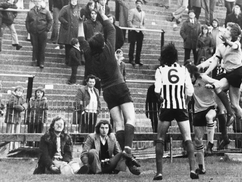 If you are a football person please join the challenge of posting a football photo. Just one picture, no description. Please copy the text in your status, post a picture and look at some great memories/pictures. Missing football so very much!