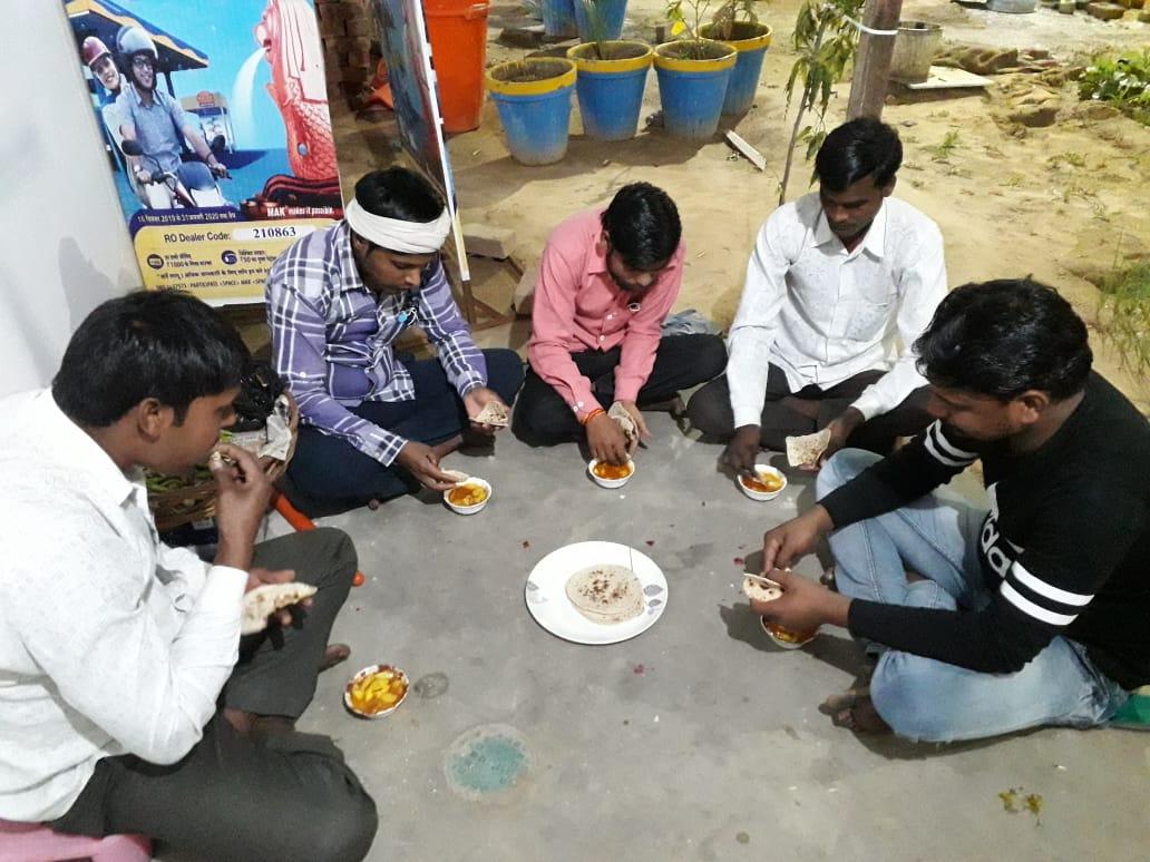 'Best deed in the world is to satiate the hunger'Dinner being served for migrant workers going from Behror to Narnaul SH14 at BPCL RO M/s CB Yadav & Sons,Jharoda on Behror Narnaul Road,Dist Alwar during #Covid_19 lock down @BPCLimited @BPCLRetail @SanjayChoubeys @bpclretailjai1