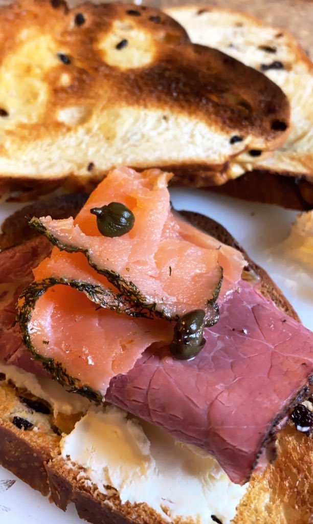 veroreyesb_'s tweet image. Quarantine life ... #Smokesalmon #Pastrami #Challahbread #raising #Creamcheese #caper