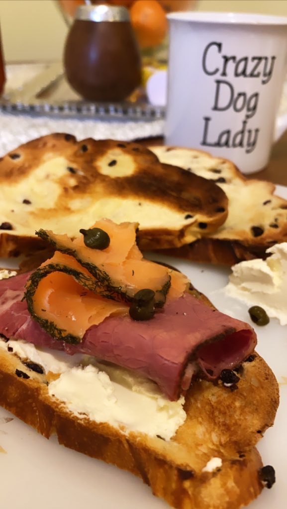 veroreyesb_'s tweet image. Quarantine life ... #Smokesalmon #Pastrami #Challahbread #raising #Creamcheese #caper