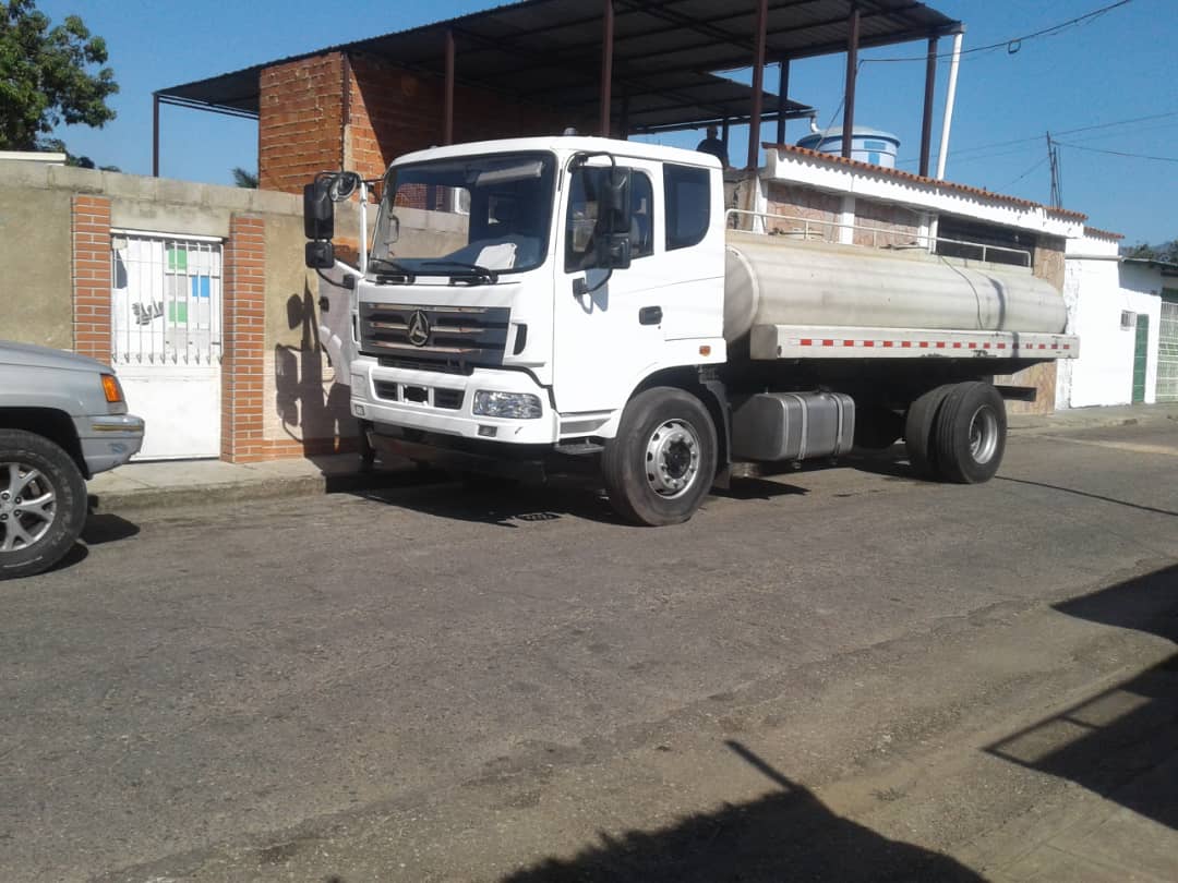 Hidrocentro2011's tweet photo. #28Mar| #Hoy equipo de #Hidrocentro permanecen desplegados en contingencia y realizaron abastecimiento de agua con camion cisterna en Tocuyito Urb. la Honda sector Simón Bolívar. Mcpio Libertador. #QuedateEnCasa @mindeaaguas https://t.co/Sd4HvsliPp