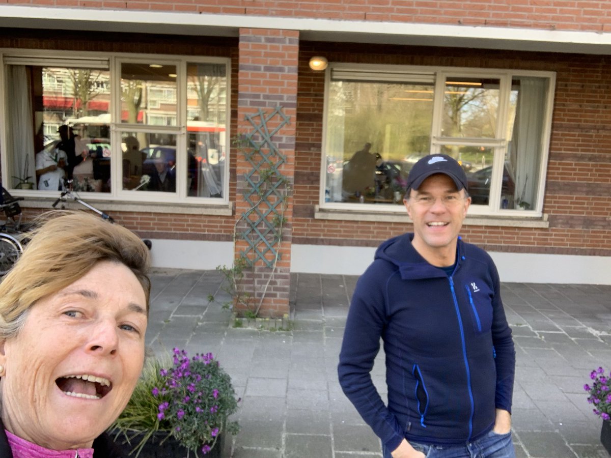 marcellamesker's tweet photo. Wat heeft Mark Rutte een energie zelfs op vrije dag selfie voor verpleegtehuis waar onze moeders zitten , veel vertrouwen in onze MP #Rutte https://t.co/XqSMUuPADp