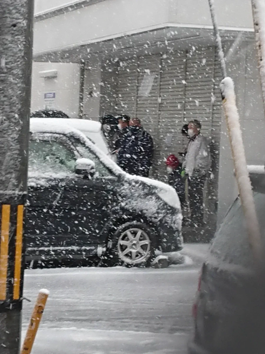 この大雪の中ドラッグストア前には相変わらずマスク行列…？もはや趣味？日課？？