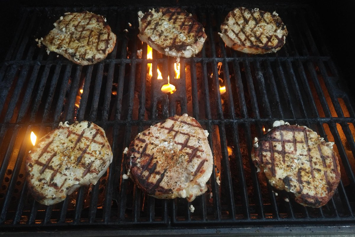 WoolyGoalie's tweet photo. Not much to see here, Other than a Premium Set of @NesbittsMeatMkt Pork Chops. I added a lil Club House Brazilian BBQ Spice to them, then sear 10 mins/side. #ZombieApocalypse #SpringBBQ #SocialDistanacing https://t.co/VGKgEiVjnX