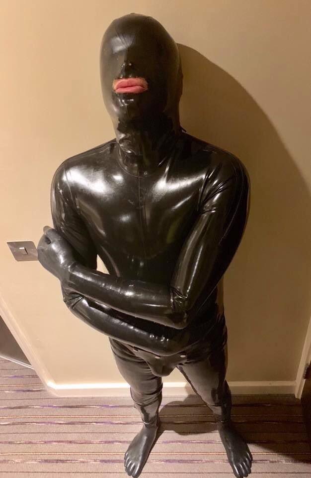 What they don’t tell you is how difficult it is to walk around when you cannot see :/ #latexlover #rubberboy #rubberman #rubbermen #gimp