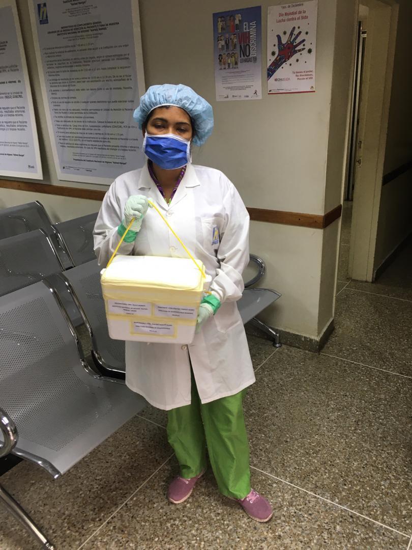 ajacquep's tweet photo. Al Momento llegan 600 pruebas rápidas para Dx presuntivo de casos Positivos Covid19 aplicar en pacientes con sintomatología respiratoria Aguda grave/moderada y con antecedente epidemiológico sospechoso
Se entregan 4 muestras casos sospechosos para confirmar Dx
Pacientes estables https://t.co/KkG2kUE74s