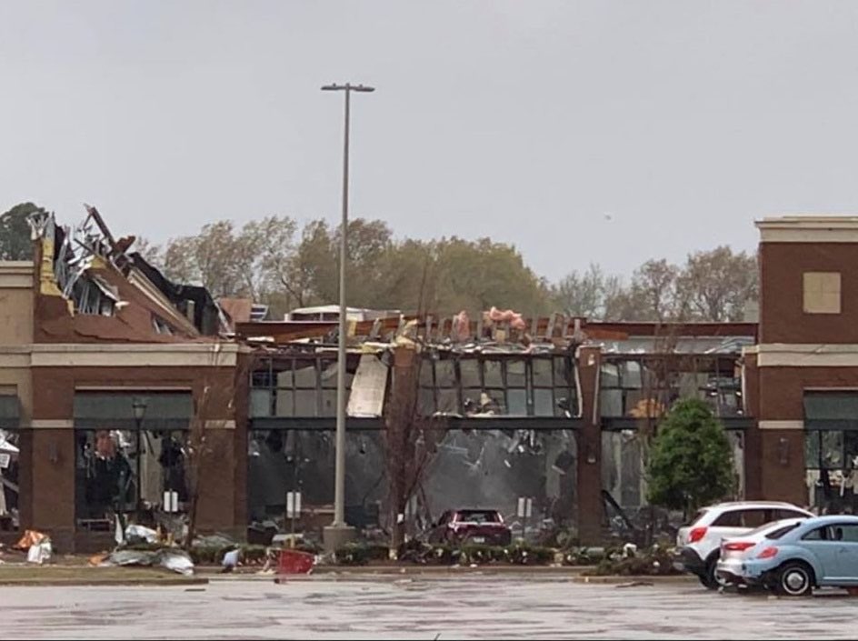 audrey_k14's tweet photo. please keep jonesboro In your prayers. #JBSTRONG https://t.co/yLwQ5OVIwm