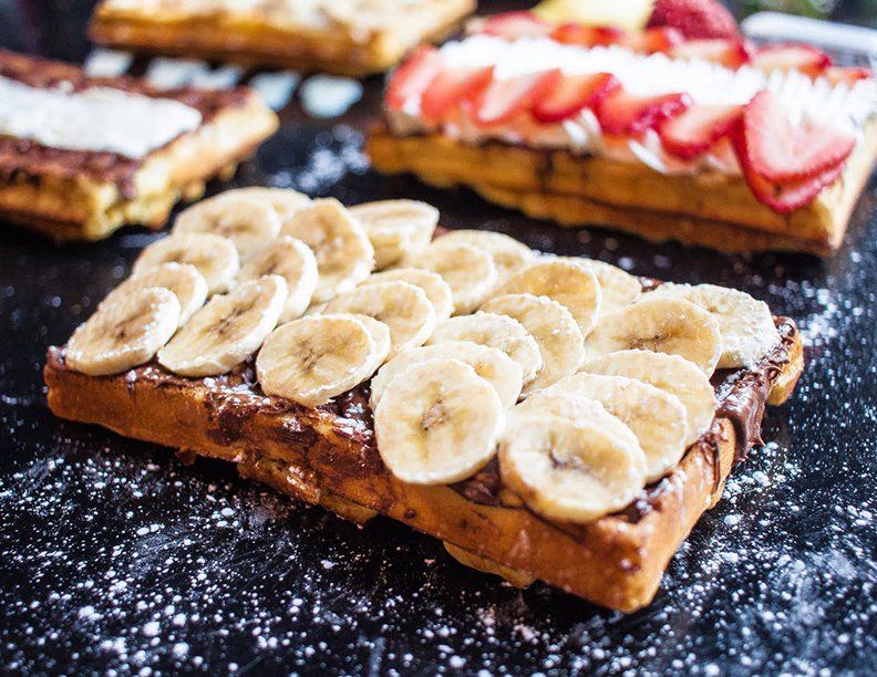 Una tarde en casa sabe mejor con unos waffles de <a href="/fractalcoffee/">Fractal Café</a> 🍌🍓😋