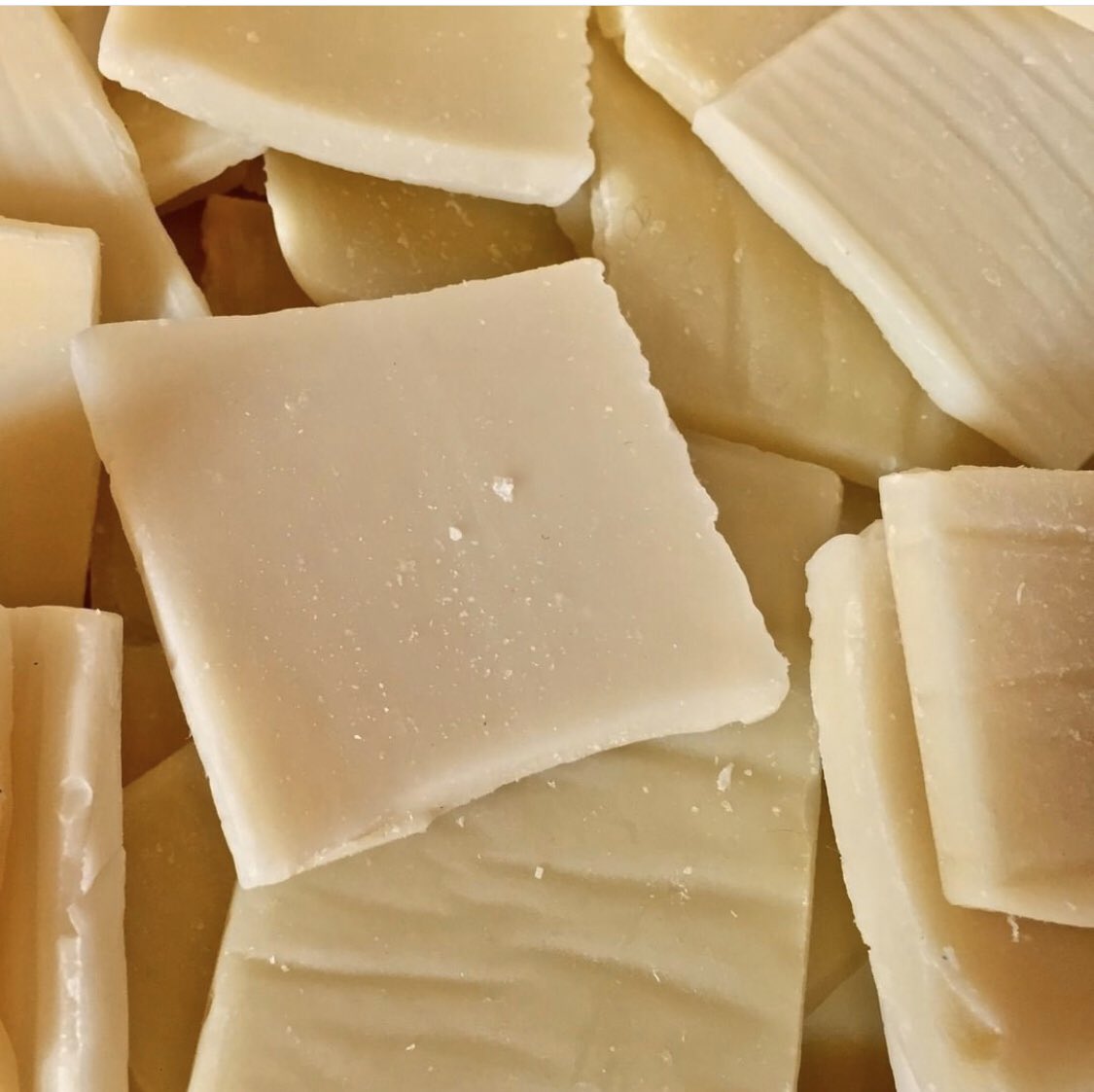 💪💪🏾 Sans eau, ultra nourrissant. Les soignantes font appel au karité des femmes africaines pour prendre soin de leurs mains mises à rude épreuve par le gel hydroalcolique. Nous faisons notre part en les aidant face au #COVID19🙏🏾 #FemmesAuFront #sororite #karite