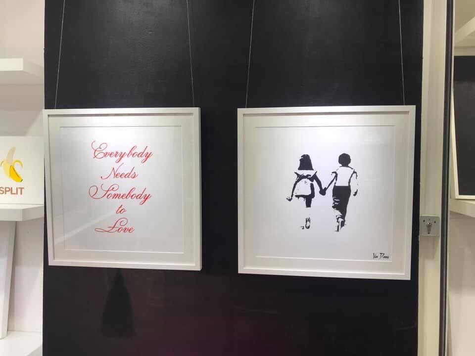 Prince Harry purchased this Van Donna piece, ‘𝙴𝚟𝚎𝚛𝚢𝚋𝚘𝚍𝚢 𝚗𝚎𝚎𝚍𝚜 𝚜𝚘𝚖𝚎𝚋𝚘𝚍𝚢 𝚝𝚘 𝚕𝚘𝚟𝚎’ from us and gifted it to Meghan when they were dating. 🖤 You can now purchase via our website.
drella.gallery/product/everyb…