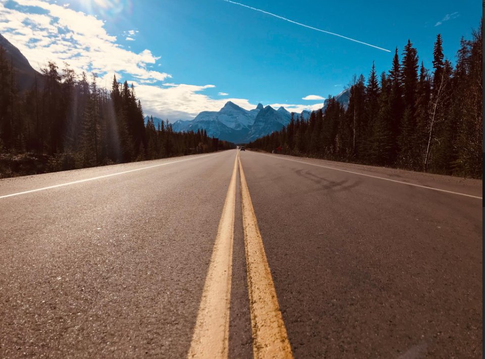 FraserwayRVRent's tweet photo. Roads were made for journeys not destinations π£οΈ
Photo: Markus Schaefer
#letsgocamping #letsgorving https://t.co/7IevsFBGmy