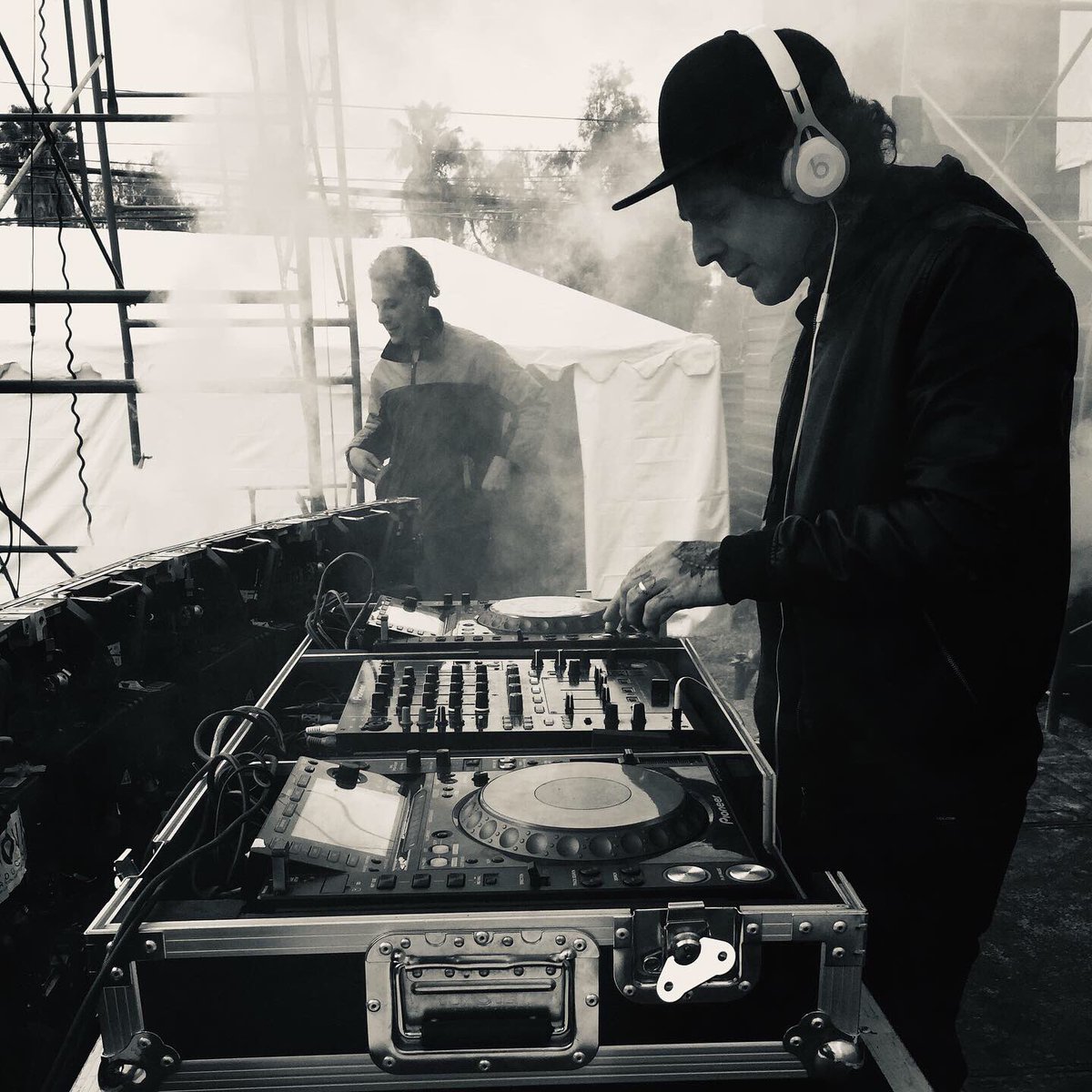djSanPler's tweet photo. Buen sábado para tod@s Hola hey 👋 amig@s más Recuerdos del futuro Buenas tardes 😃 festival reset @djsanpler &amp; friends en Baja California Mexico 
@reset_productions #tijuanastyle #festival @cosmikalrecords #djstyle #musician #producerlife #tijuanamexico https://t.co/4G6dtEN0dz