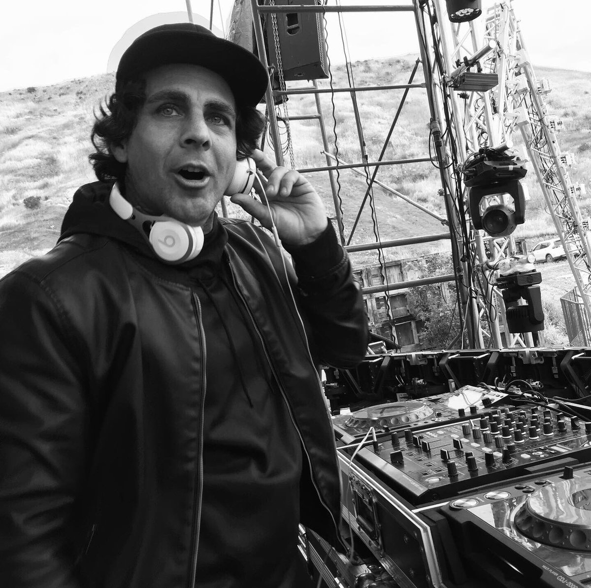 djSanPler's tweet photo. Buen sábado para tod@s Hola hey 👋 amig@s más Recuerdos del futuro Buenas tardes 😃 festival reset @djsanpler &amp; friends en Baja California Mexico 
@reset_productions #tijuanastyle #festival @cosmikalrecords #djstyle #musician #producerlife #tijuanamexico https://t.co/4G6dtEN0dz