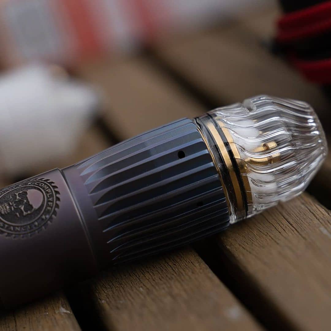jenniferAlvarw's tweet photo. @kaarlsvap "crown" cap de chez @trinityglasshardware.
Monté sur le plateau du skill avec le hacksaw 👌💯
..
#mechmod #highend #flavors #perfectflavors #competitionmod #subohm #vape #vaping #vapeporn #vapeon #vapelyfe #vapefam #vapecommunity #vapenation #vapeaddict #vapesociety https://t.co/cnHVoGjN4F