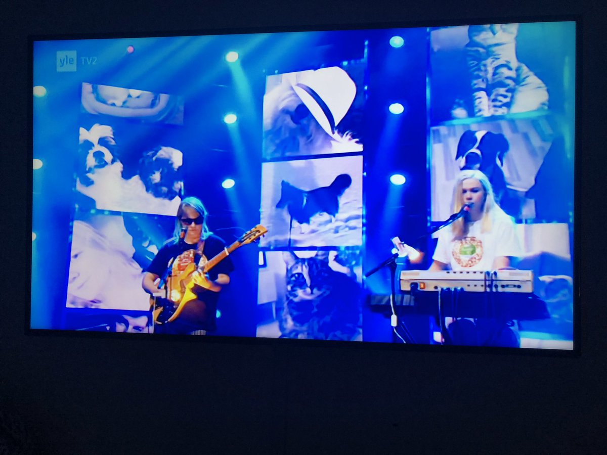 MiiraRaiskila's tweet photo. Kiitos @Yleisradio #kaikkikotonalive-lähetyksestä. Laadukasta, upeaa viihdettä ammattitaidolla pitkälti etänä tehtynä. Tämän illan 💎-hetki oli #Maustetytöt #juustoleipä-paidoissaan 💞 #Vaala #VaalanJuustola #munvaala https://t.co/3xPRpxqfZZ