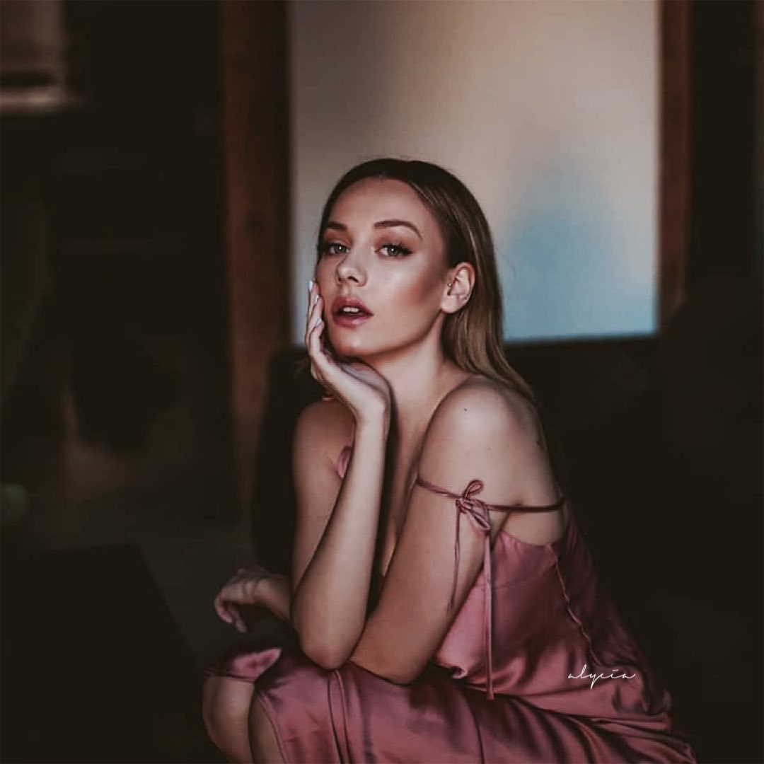 alyciacohvn's tweet photo. Tonight
You just close your eyes
And I just watch you
Slip away
How close am I
To losing you https://t.co/xOVvho8miN